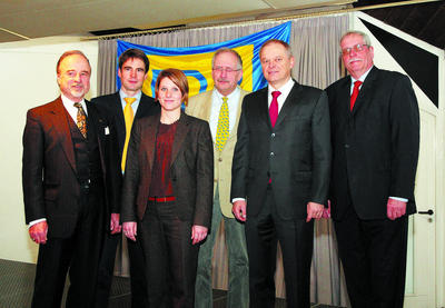 Wiesloch FDP Neujahrsempfang 2010. v.l. Robert Blum (FDP Dielheim), FPD Vorsitzender Dr. Joerg Richter, 2. FDP Vorsitzende Nina-Fleur Klingler, Vorsitzender des Kreisverbandes Dr. Gunter Zimmermann, Vorsitzender der Heidelberger Druckmaschinen Bernhard Schreier und Bernd Lang.